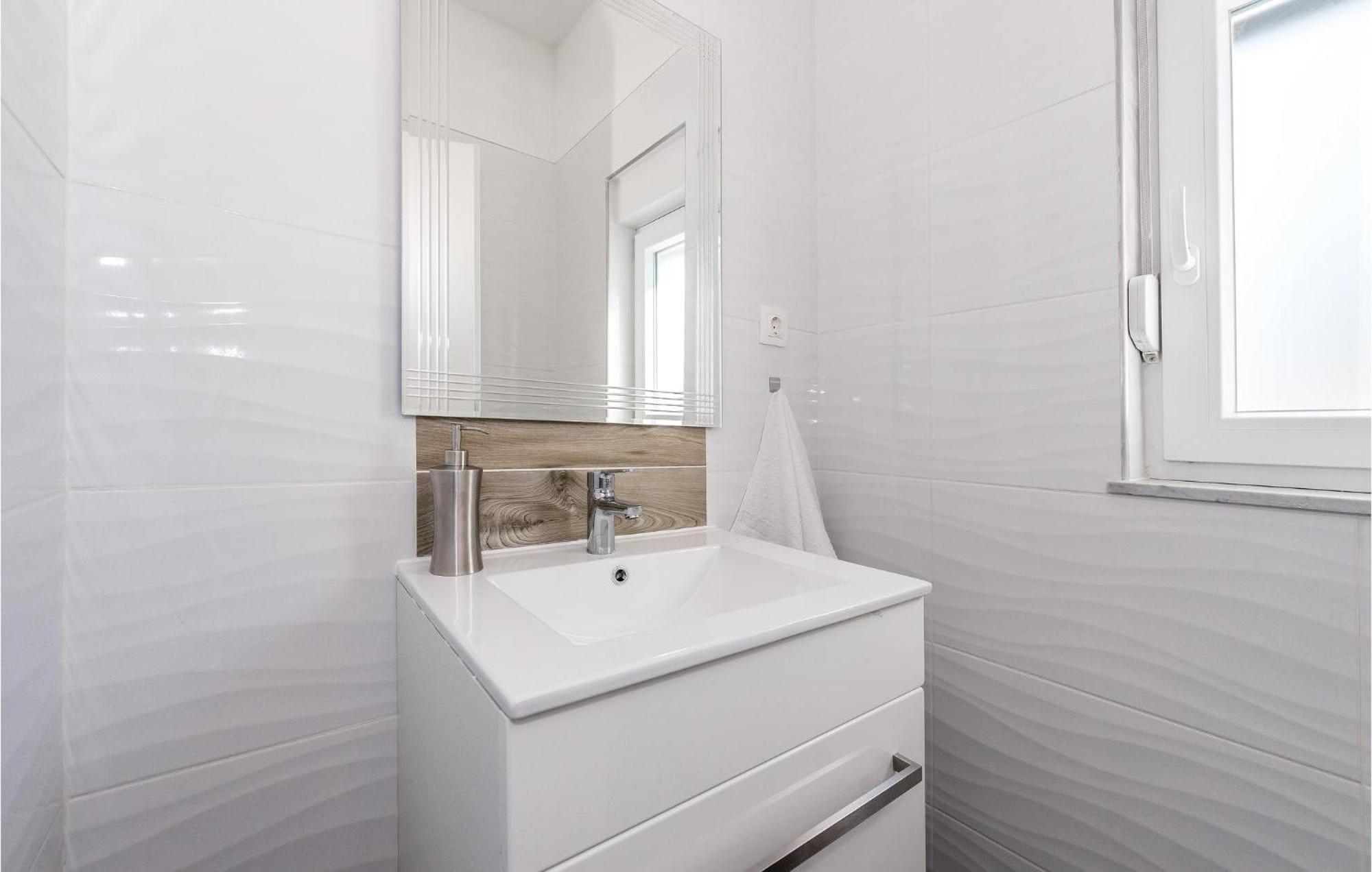 4 Bedroom Beautiful Home In Σίμπενικ Εξωτερικό φωτογραφία
