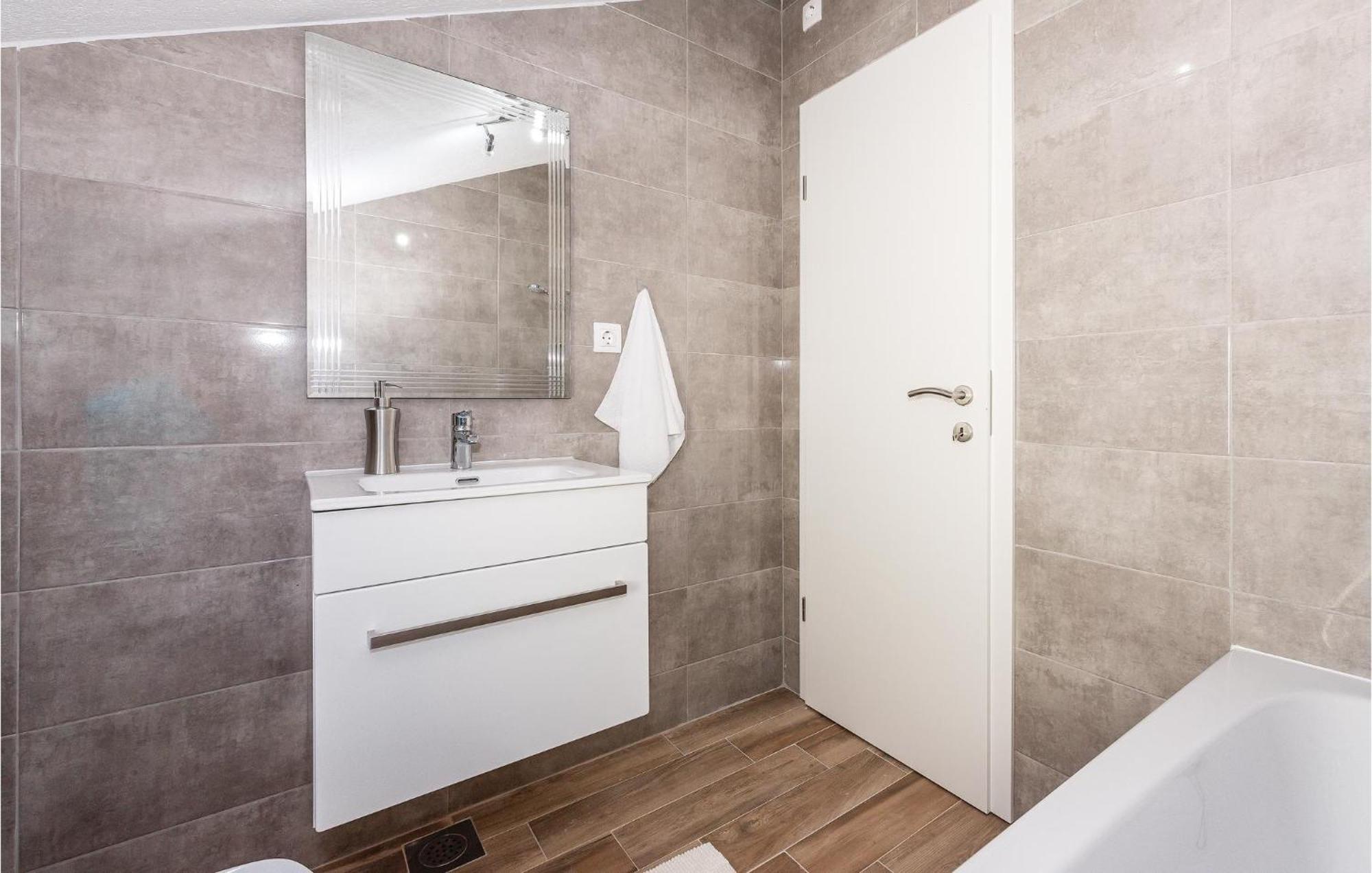 4 Bedroom Beautiful Home In Σίμπενικ Εξωτερικό φωτογραφία